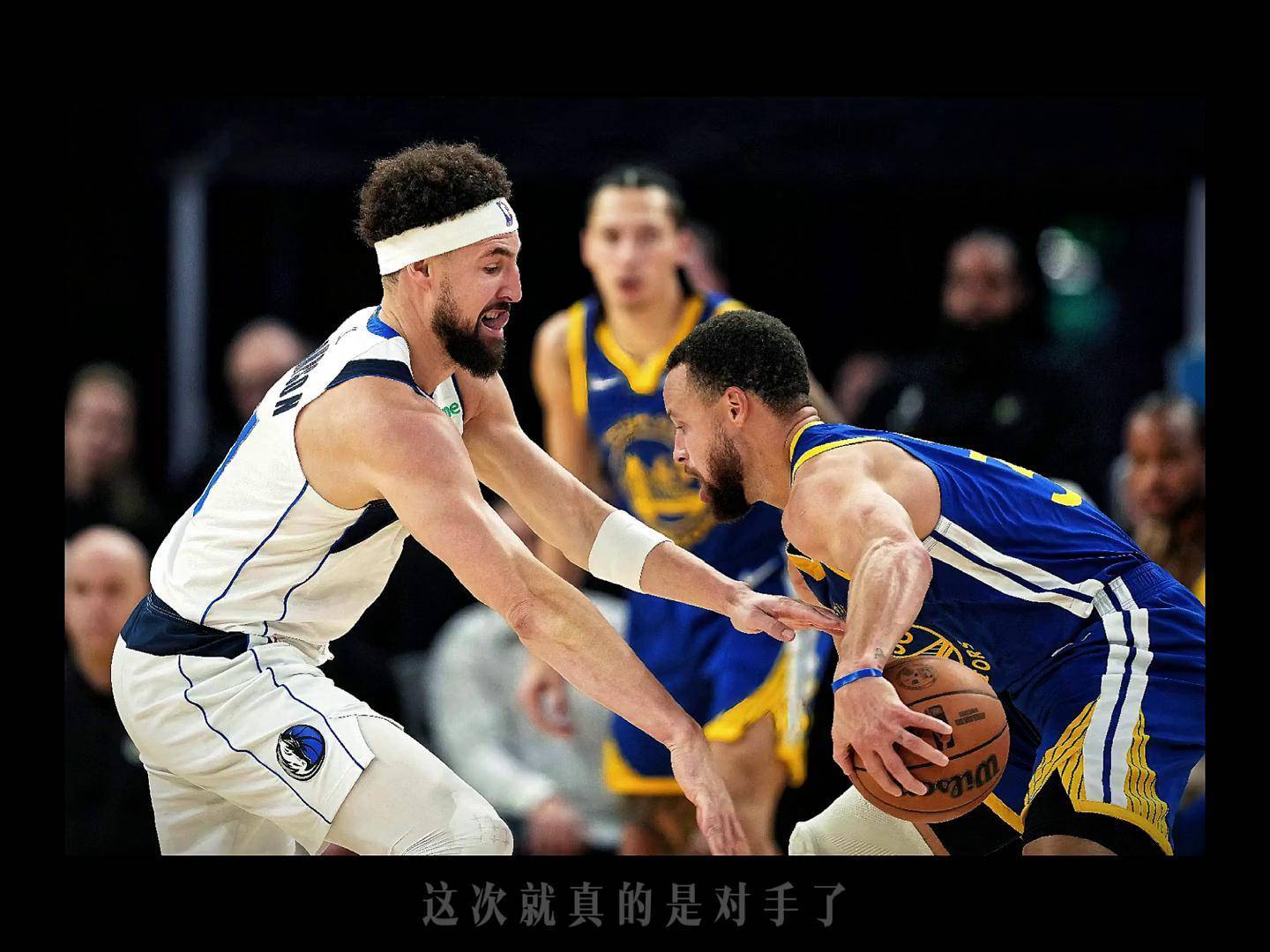 九游网页客户端-大比分获胜引发热议！，库里在独行侠比赛中出色防守全场沸腾不已(比赛中断总进球数怎么算)