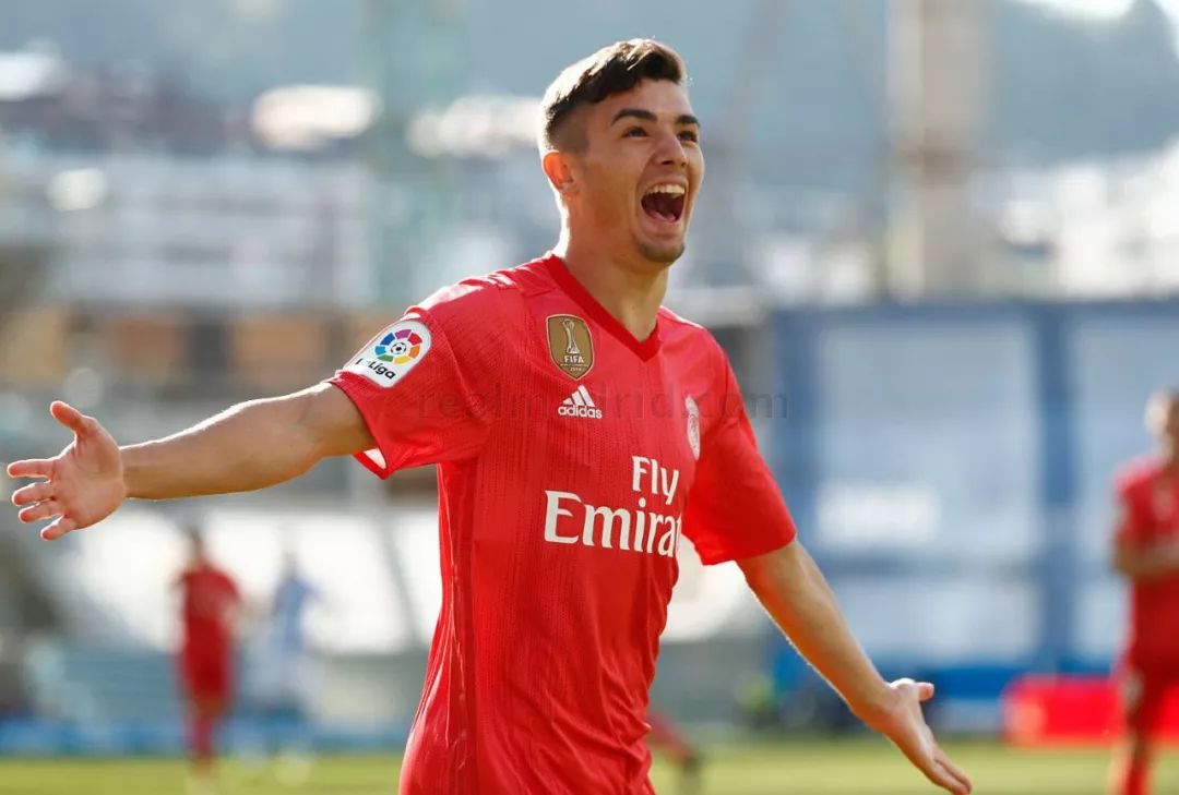 九游网页客户端-德罗巴裁判吹哨继续进攻吃牌的视频